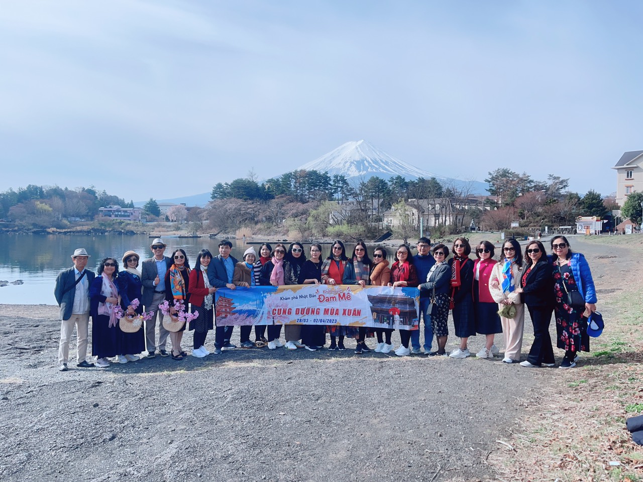 Khách hàng chụp ảnh trước VietkingTravel  núi Phú Sĩ hùng vĩ