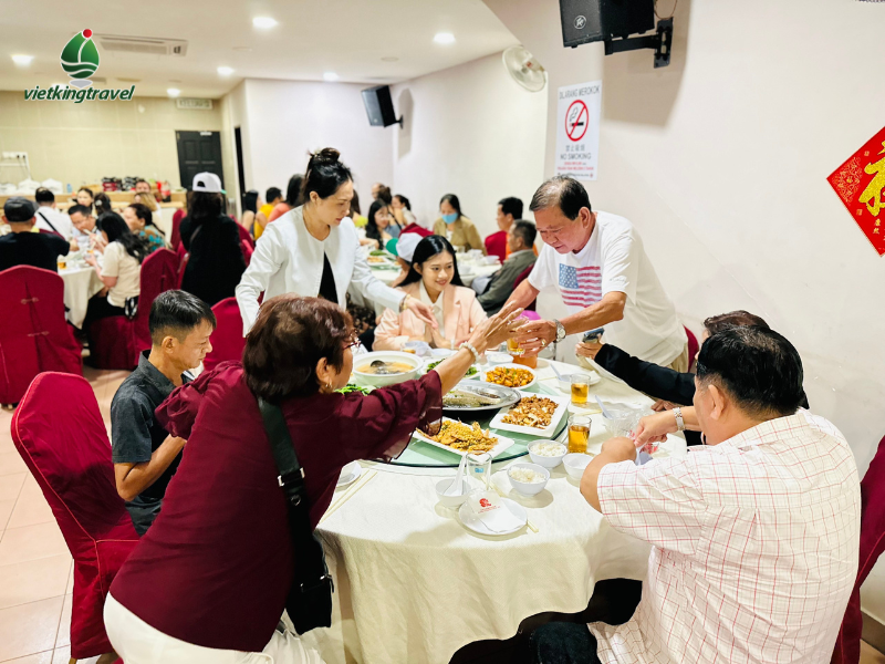 Đoàn dùng bữa tối tại nhà hàng