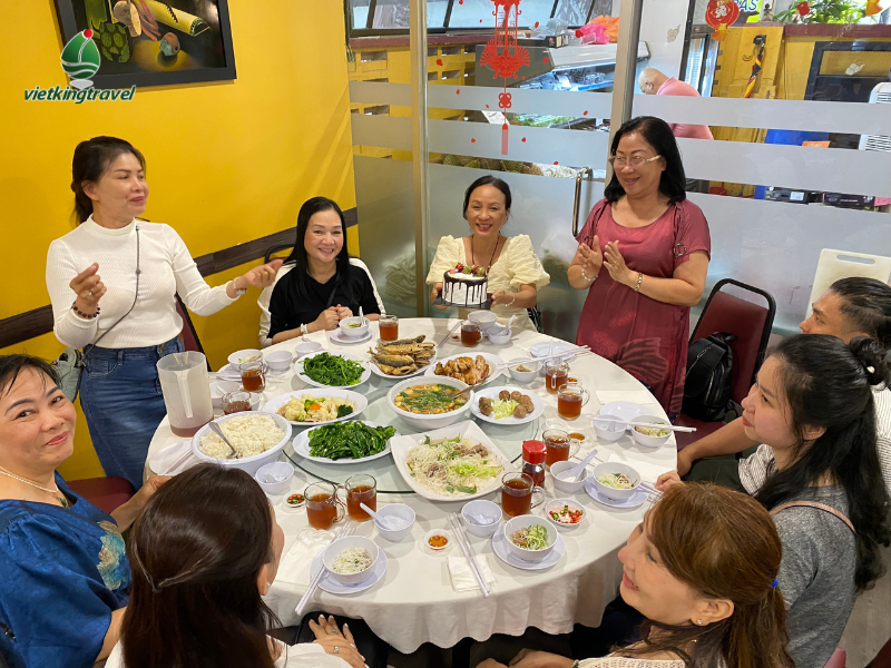 Ăn trưa tại nhà hàng