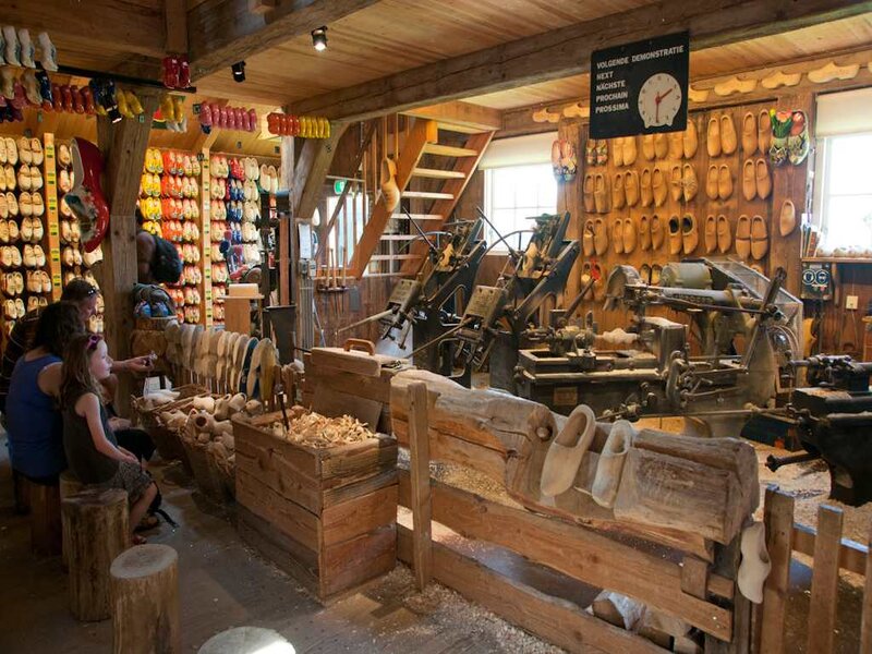 Xưởng gia công guốc gỗ Clog museum & workshop