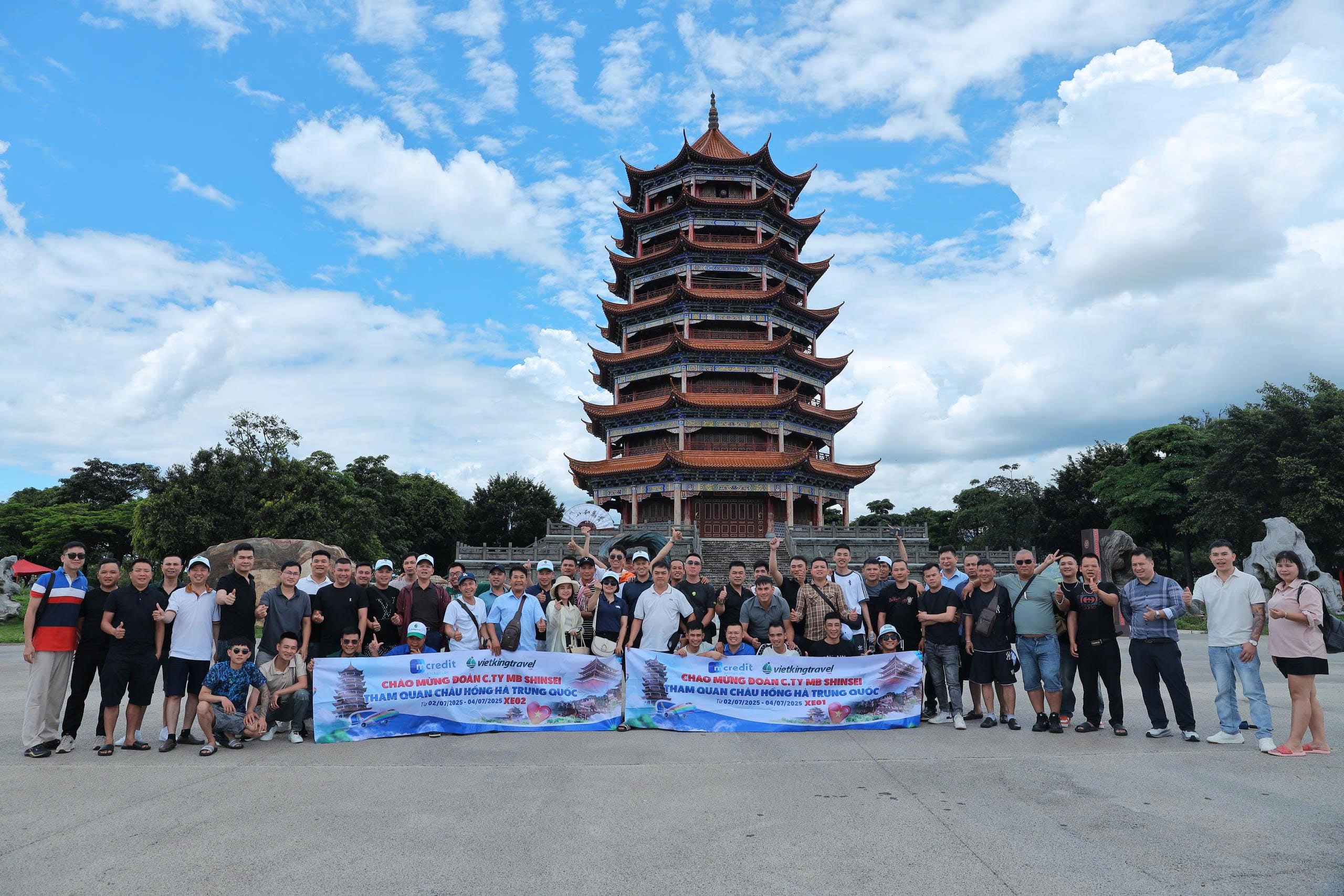 Ảnh lưu niệm đoàn tham quan